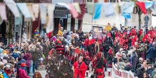 Alle Farben sind beim Böblinger Rosenmontagszug vertreten.